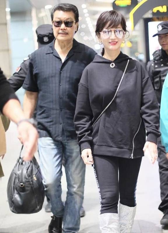 体操|65岁赵雅芝真会穿，穿体操裤显胯大腿粗，一身黑装遮不住肉感