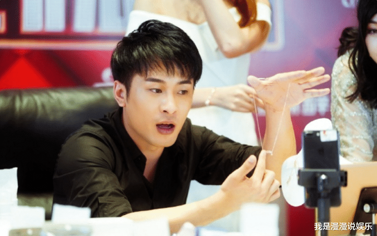 连麦唱歌的男主播 8a6a5617344f4a428d8ea2a3ca02c983.png