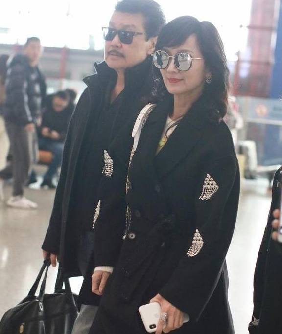 大衣|65岁的赵雅芝穿大衣浴袍走机场,虽然不抗老,却也只像50岁