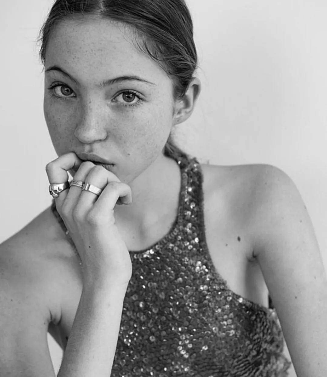 Moss|这个女人统一了90年代的审美，那她女儿呢？