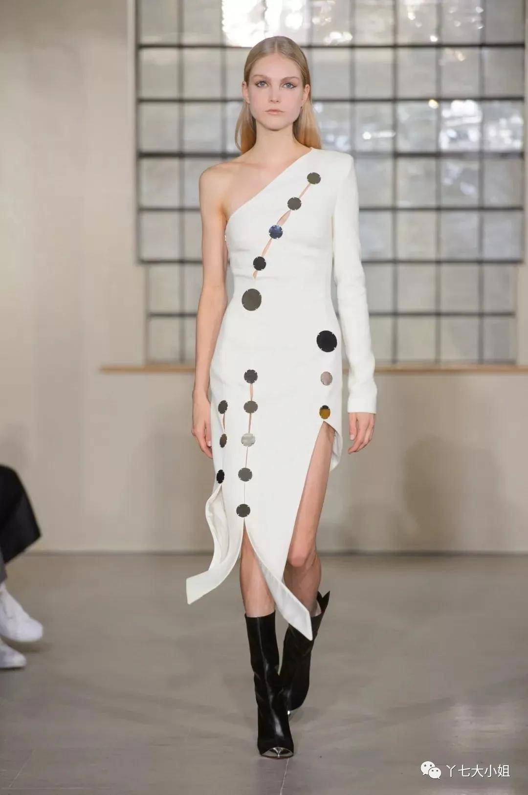 装饰|嫌衣服单调？加几颗小钮扣，眼睛都看直了~