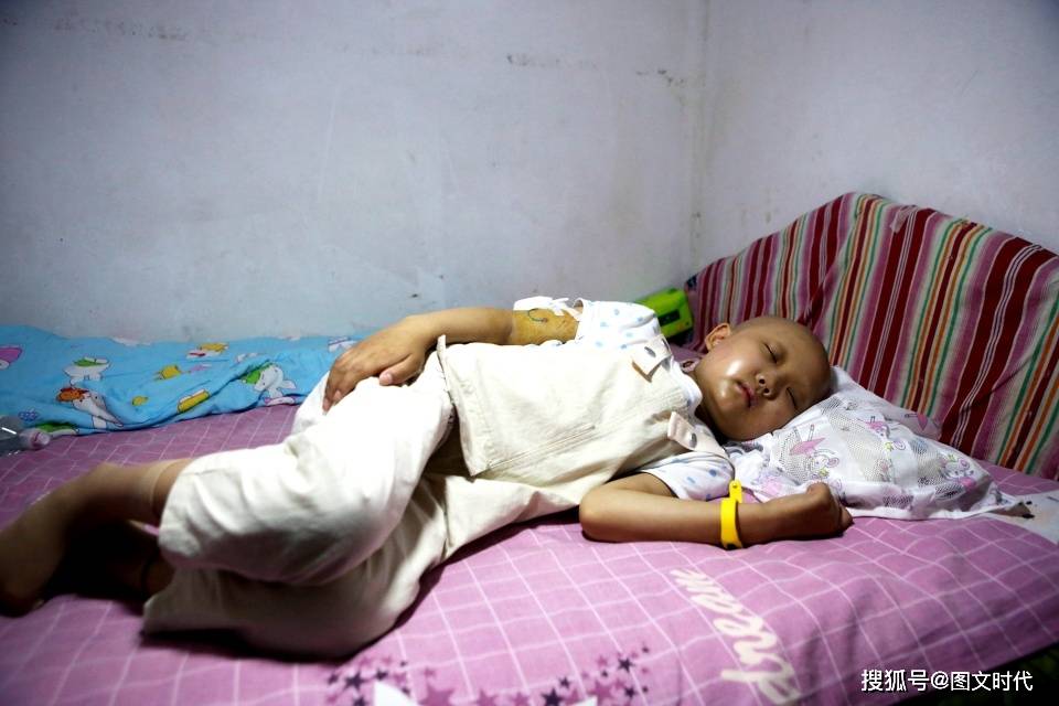 欠费|她含泪求妈妈放弃,母女俩抱头痛哭血癌女童因欠费17万被迫出院