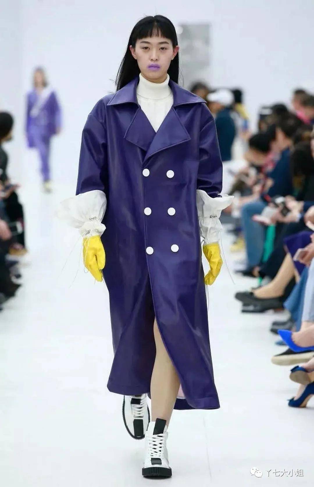 装饰|嫌衣服单调？加几颗小钮扣，眼睛都看直了~