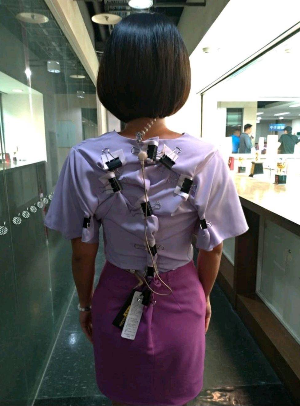 衣服|台湾美女主播自曝为了上镜好看长期苦中作乐，衣服后面满是黑夹子