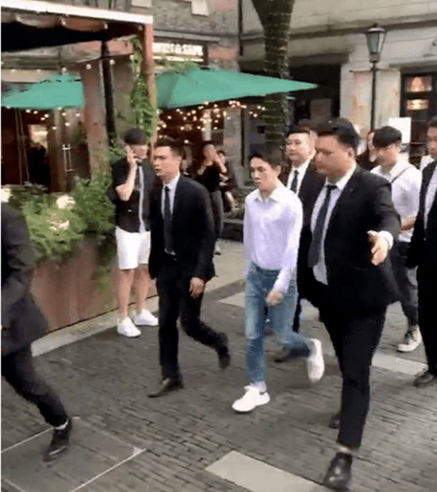 视频|如何看待李佳琦“出巡”，保镖推路人让道？