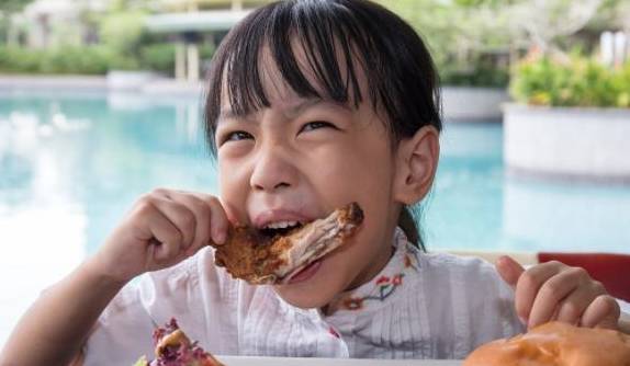 孩子|以后长不到1米5，这样东西如果你家也有，快扔7岁女孩提前发育
