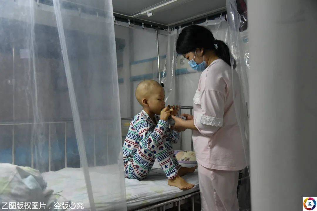 儿子|高温下，男子挥汗如雨扛包爬楼，每天扛数吨货却难救儿子的命?