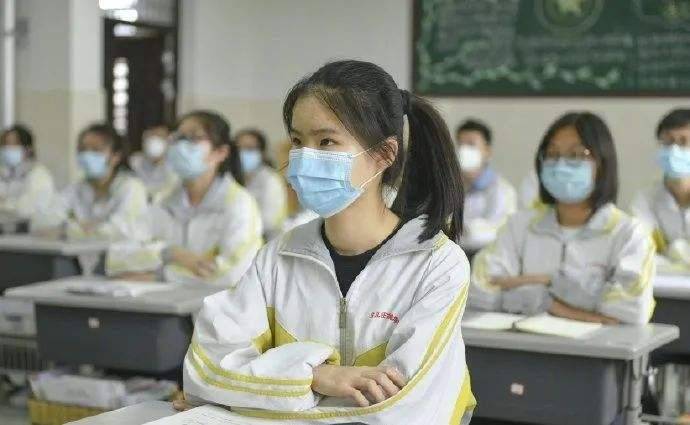 贝宝娃提示:12岁及以上青少年需佩戴口罩