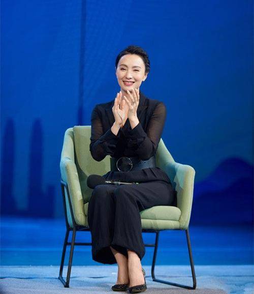 皱纹|离开了修图，陶虹眼角皱纹很深，打扮再知性也挡不住衰老！