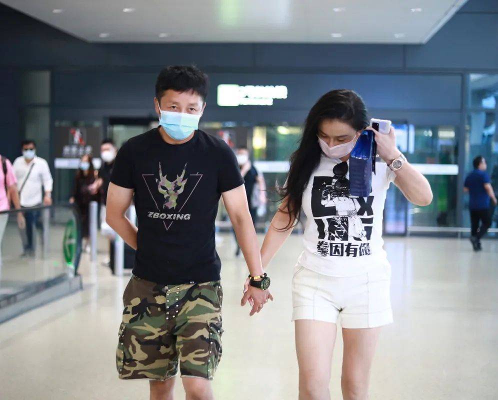 拳王邹市明身穿自家潮牌时髦范十足身旁妻子身材很抢镜