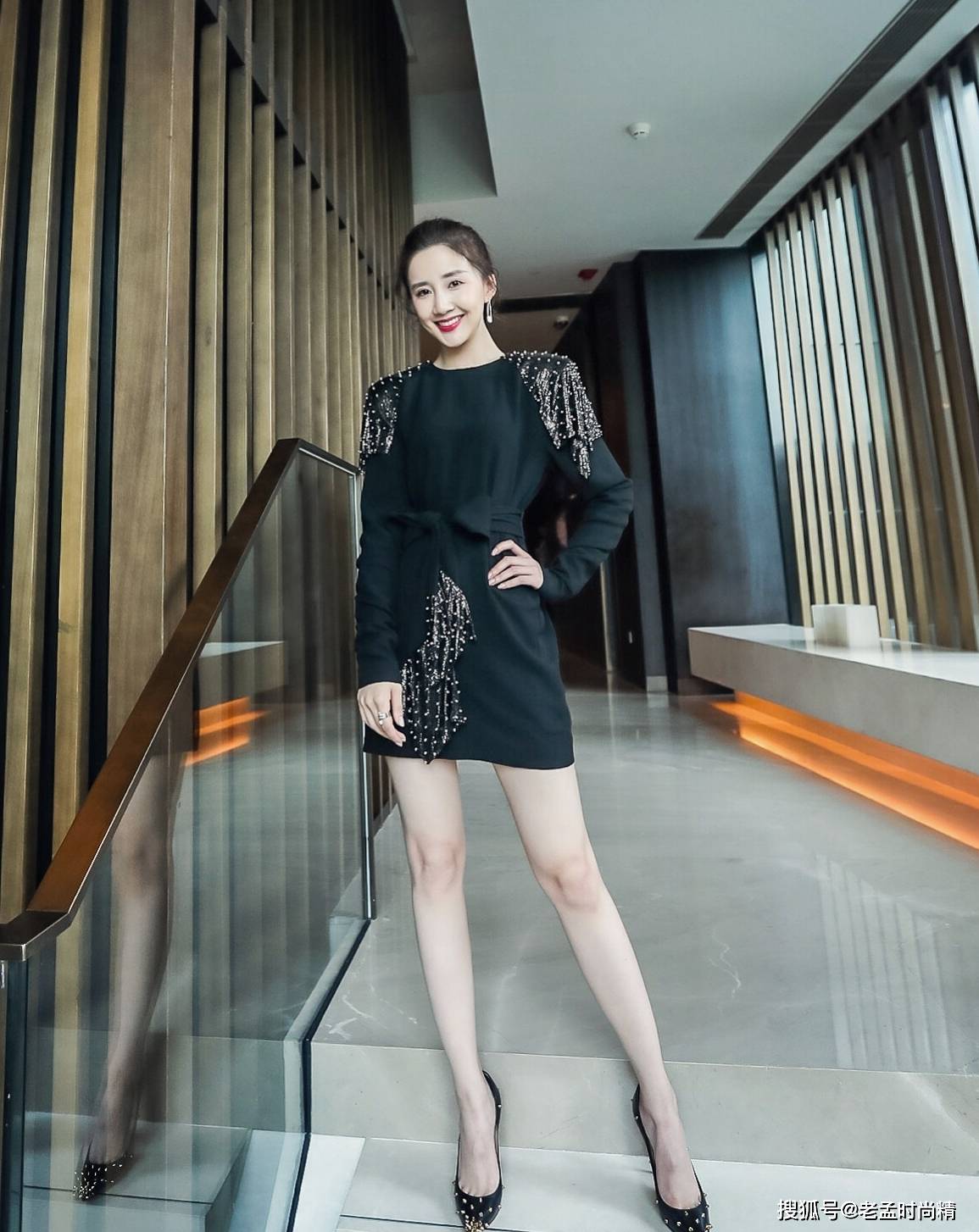 原创陈欣予青春靓丽甜美可人大红色甲油夺人眼球