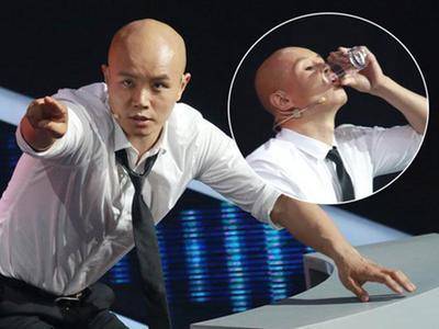 乐嘉近照曝光！光脚演讲发福明显，网友：一手
