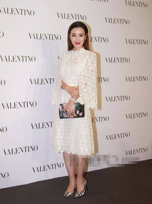 亮片|张萌高有马尾配亮片复古装，气场还是很逼人，但颜值却拉低很多