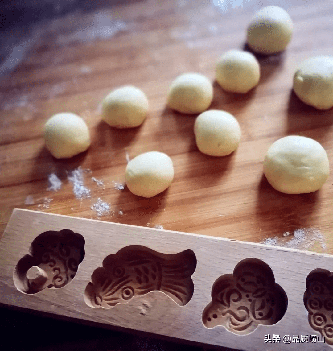 类似，其制作方法是用“磕子”（一种用硬木刻制的面食模具）加工而成。