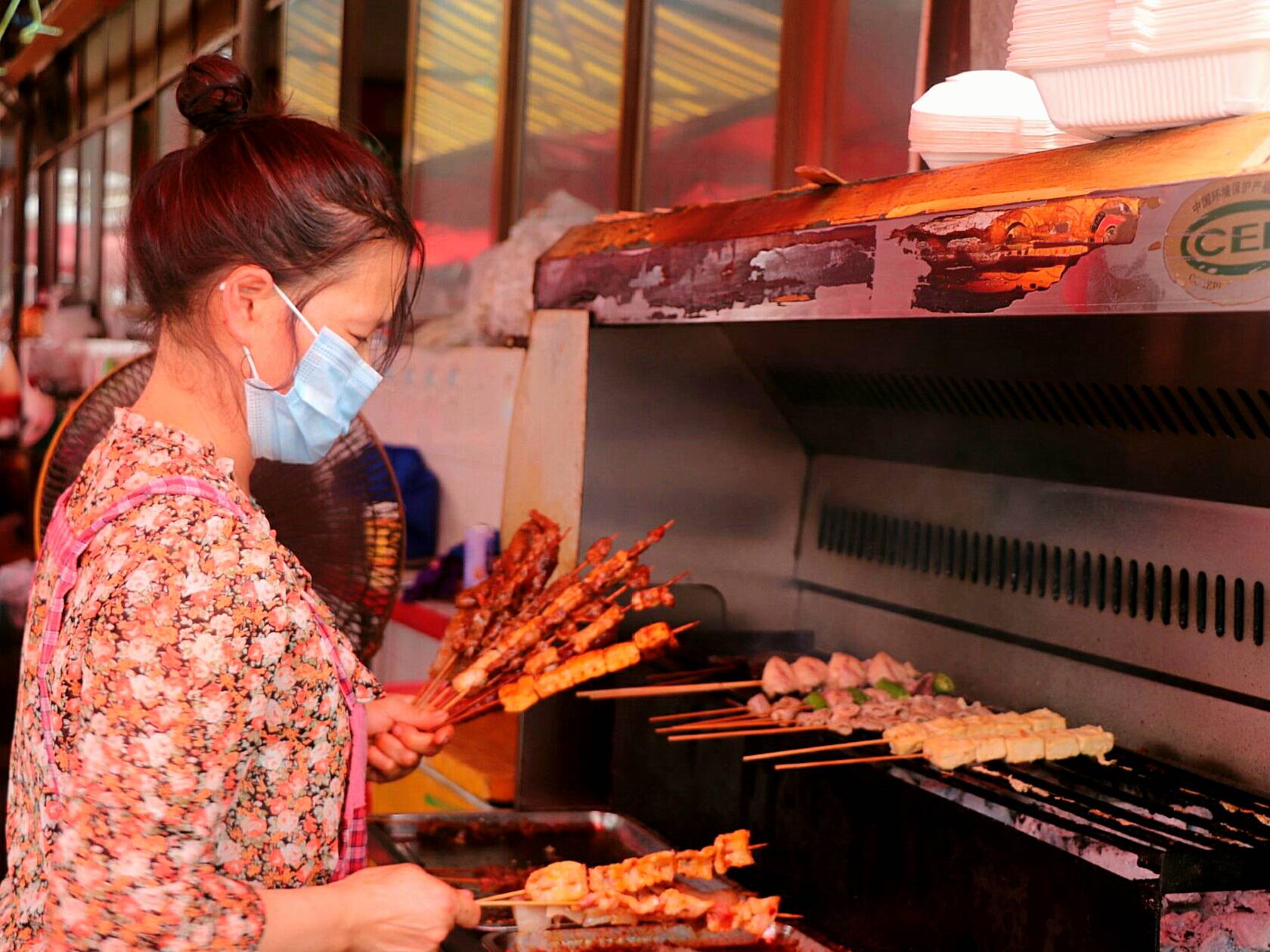 丽江|堪称老丽江代表！【细数丽江地摊美食】白天就开炉！这家烧烤摊藏在市场20年