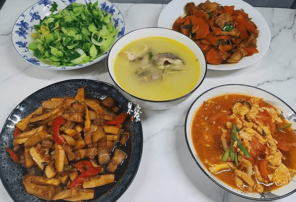 一家三口的午餐,半小时备好四菜一汤,咸鲜下饭的家常菜是最爱