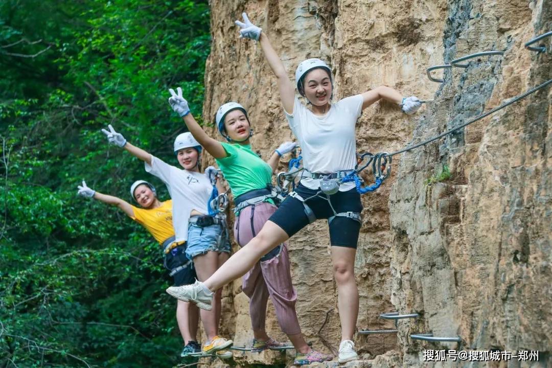 云台山攀岩,由铁扶手横梯,固定缆索,岩石塞,踏脚垫等构成的爬山径道