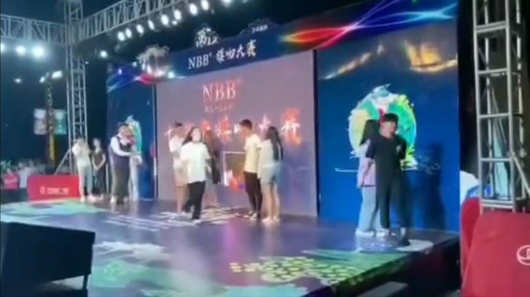 桂林接吻大赛现场，两名女子轮流上台手撕同一