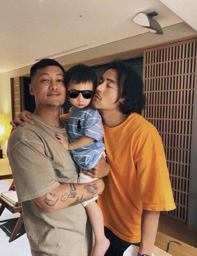 抱娃|原创余文乐七夕前抱娃与彭于晏同框，一声“咕呱”疑调侃他仍是单身