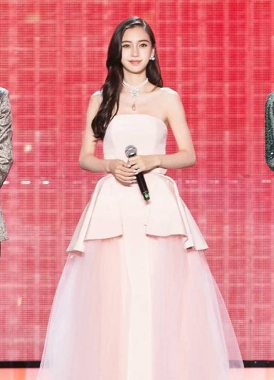 西装|baby嫌西装太单调，加了好几层“防蚊帐”，却意外仙气十足！