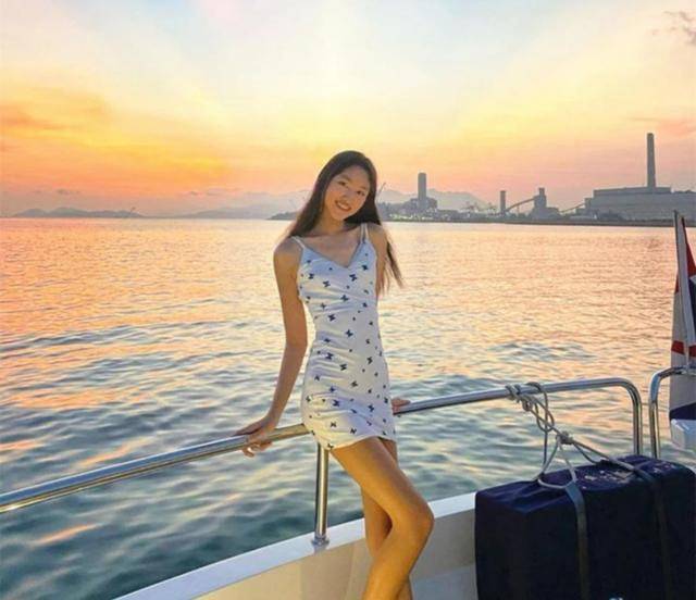 任达华与甄子丹女儿同框，同为16岁星二代，任晴