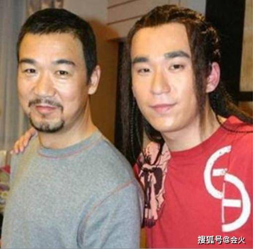 张国立38岁儿子张默罕露面,如今转身当老板?
