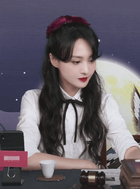 小爽|原创郑爽学乖了，再直播不耍脾气，她全程堆笑主持人却小心翼翼