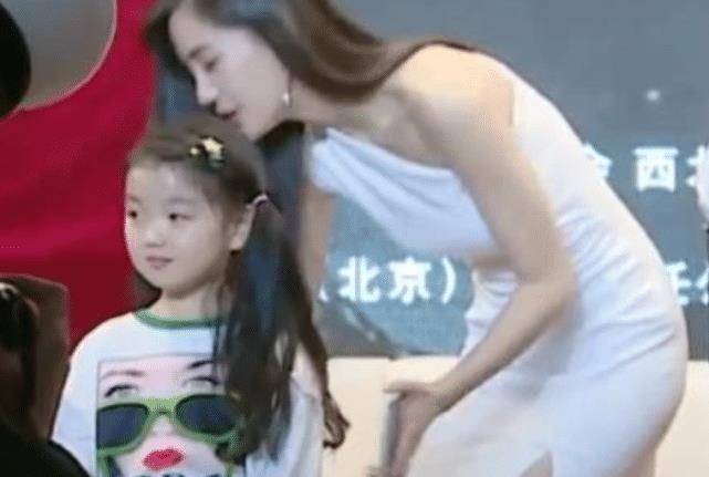 米乐M6 M6米乐Baby挑战开叉裙却忘穿安全裤？当她上楼的那一刻网友疯狂截图！(图12)