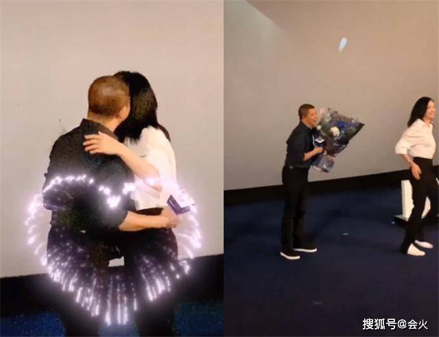 步一|原创姚晨曹郁情难自禁当众亲吻，下台还三步一回头！结婚8年如胶似漆
