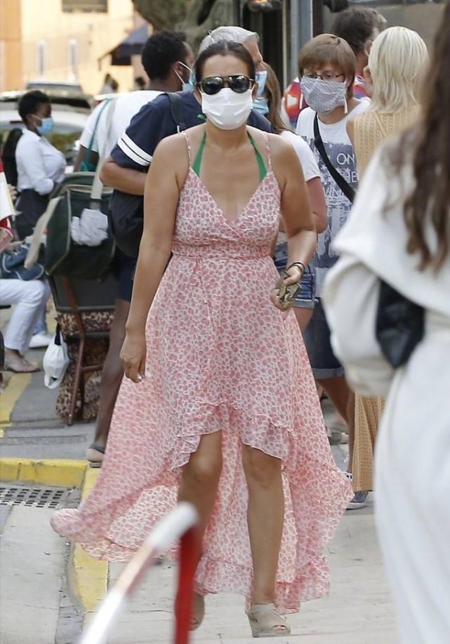 国际影后巩俐身材已走样，穿粉嫩裙逛街秀恩爱