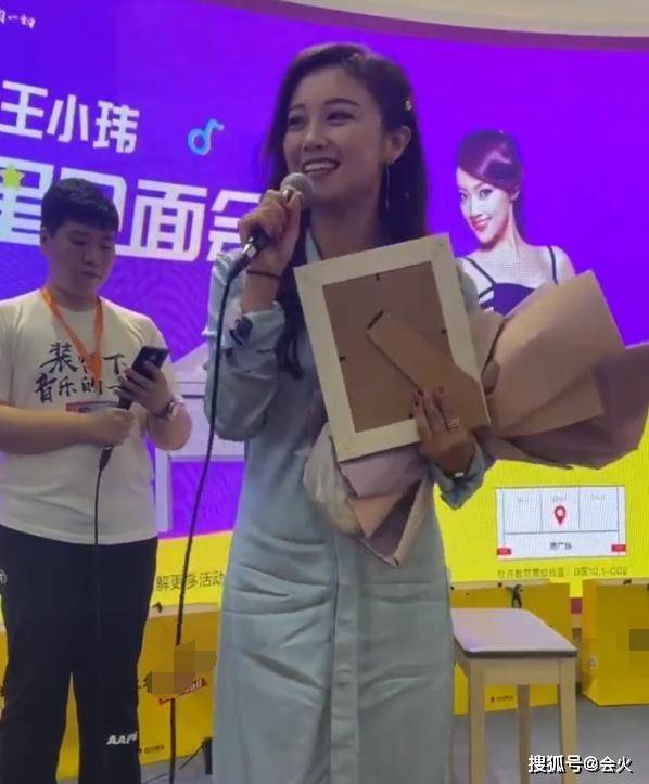 玖月奇迹王小玮七夕忙工作，一人直播显落寞，