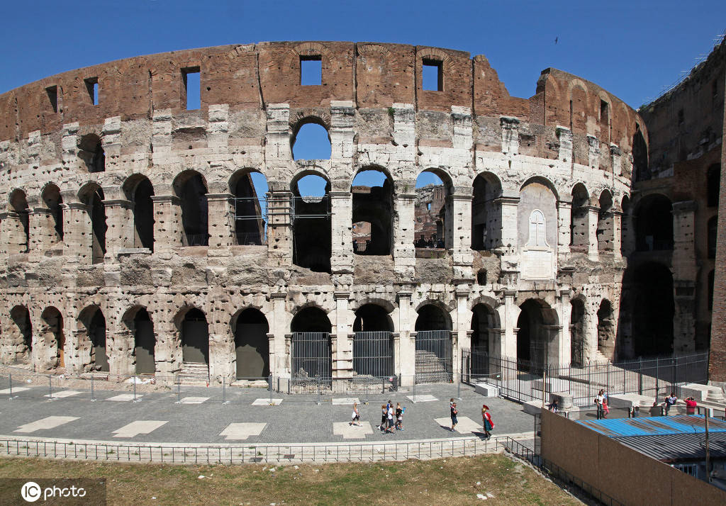 (意大利语:colosseo,亦译作罗马大角斗场,罗马竞技场,罗马圆形竞技场