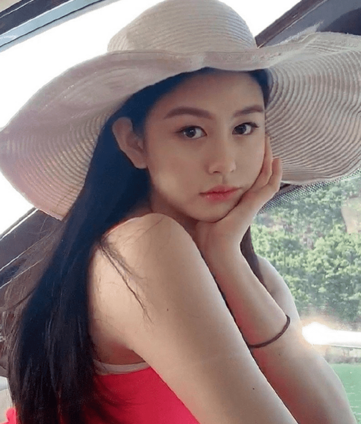 沈月更|“最美星二代”晒照！邱淑贞女儿清凉打扮露面，气质颜值都不输妈