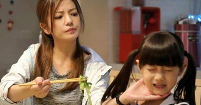 压力|孩子遭遇“饭压力”，反而耽误长大个宝妈：多吃一口长高一点