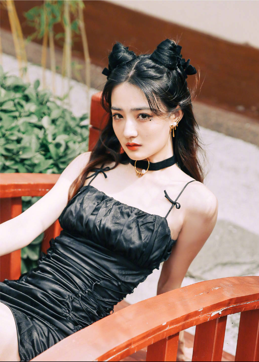写真,并配文称:"我准备好了,一会儿赛场见～" 照片中,徐璐身穿黑色