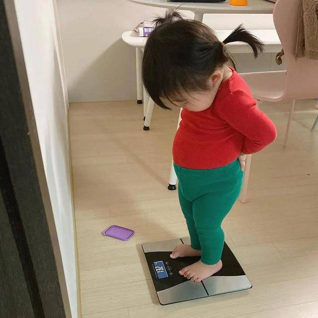孩子|萝莉身住着大叔魂，还被妈妈穿成紫薯韩国3岁奶娃靠小肚子走红