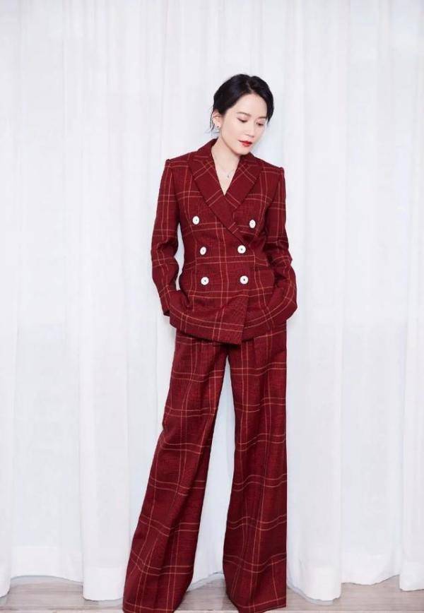 美人|俞飞鸿不愧是“冻龄美人”,穿黑色西装配黑裙,尽显优雅高贵