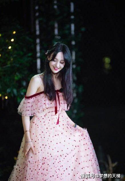 粉色|被郑爽惊艳了！一身粉色“露肩纱裙”营业效果甜美温柔