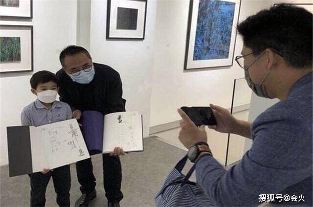 孩子|原创郭晶晶在家一人带3娃？晚上还得陪霍启刚加班！嫁进豪门后太贤惠