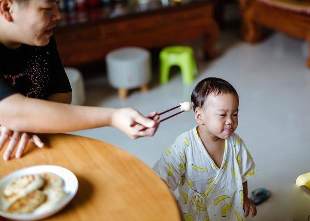 悲剧|几个危害正等在前方奶奶强迫给孙子喂饭酿悲剧！孩子经常被喂饭