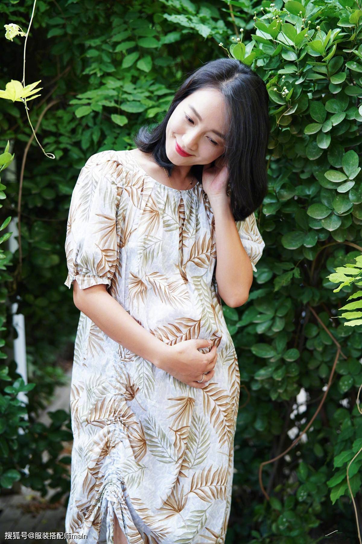 设计|朱丹挺二胎孕肚录节目,39岁穿印花裙嫩回29岁,却散发着满满母爱