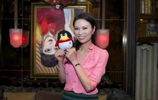 顾佳|章泽天“富婆圈”照片曝光: 从C位站到边缘,被网友称现实版“顾佳”