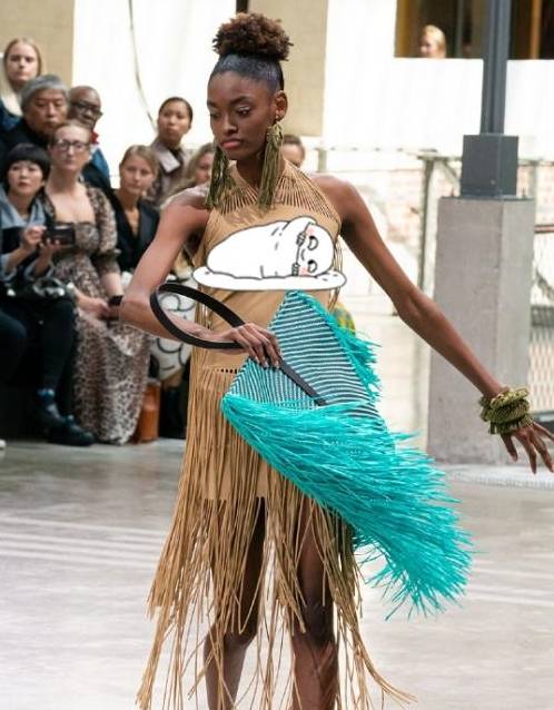 机场|梁静茹穿“奶茶装”走机场,零下10度仍然光腿配长裙,看着有点冷