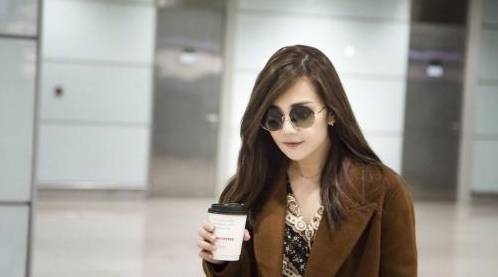 机场|梁静茹穿“奶茶装”走机场,零下10度仍然光腿配长裙,看着有点冷