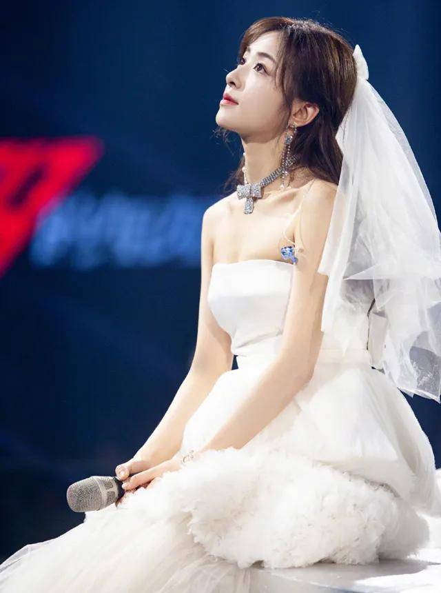 水蜜桃|张含韵再发公演照片,水蜜桃身材太吸睛,这是她翻红的原因?