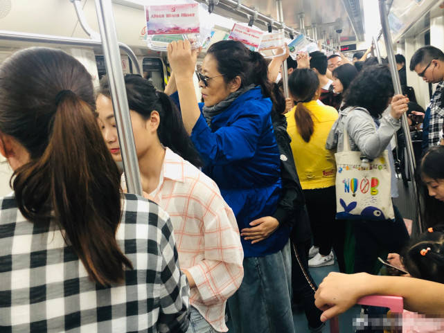 61岁倪萍乘坐高铁给病人让座,被乘务员认出后获赠水果