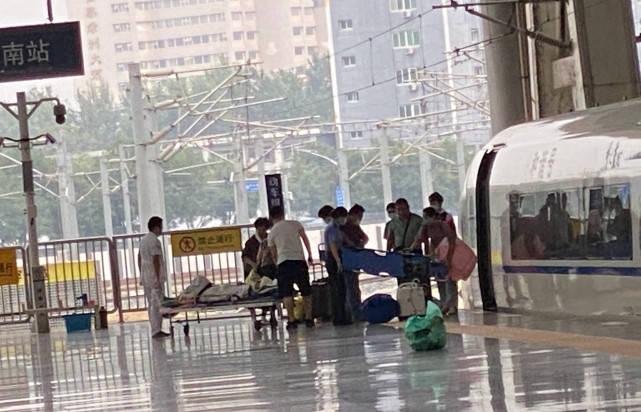 61岁倪萍乘坐高铁给病人让座，被乘务员认出后获赠水果