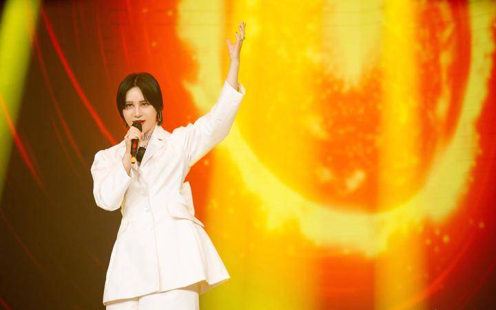 花朵|尚雯婕水钻花朵眼妆上热搜了？是怎么回事？