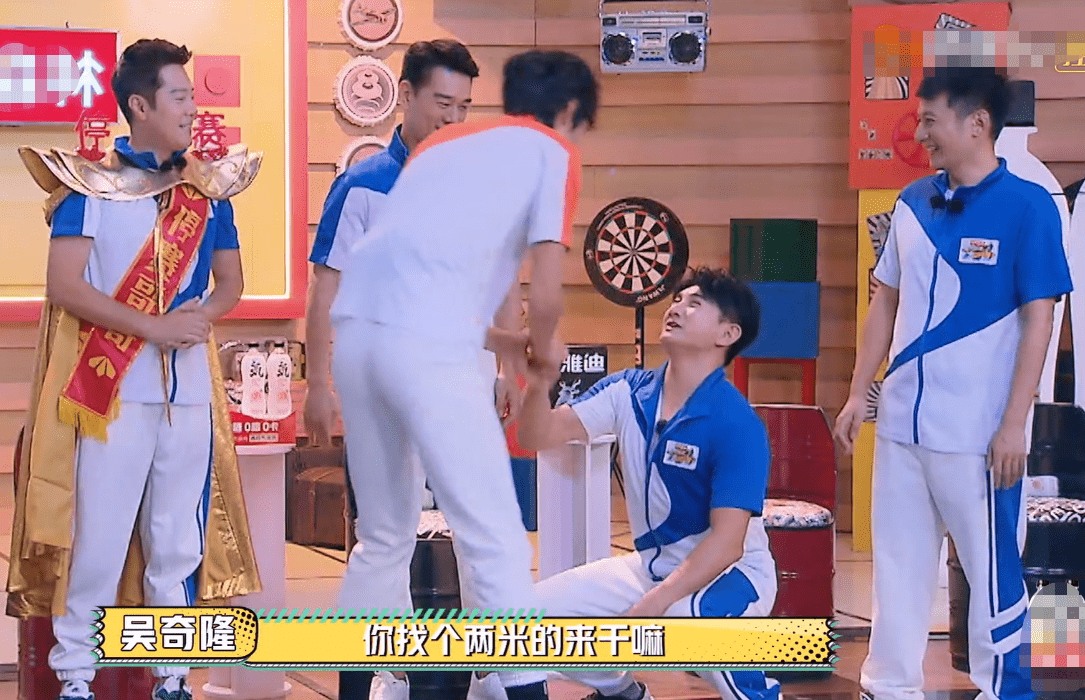 表情|原创吴奇隆因身高被气成表情包，够不着张国伟的背，录综艺表情绝望