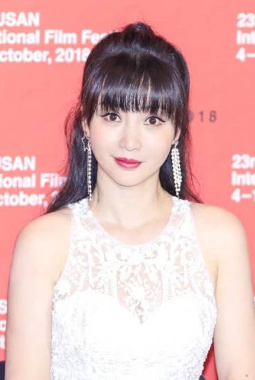 衬衫|柳岩造型满分！丸子头搭粉色衬衫少女感爆棚，不露也照样很美